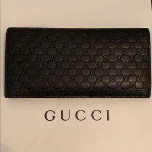 Authentic Gently used black gucci bifold wallet